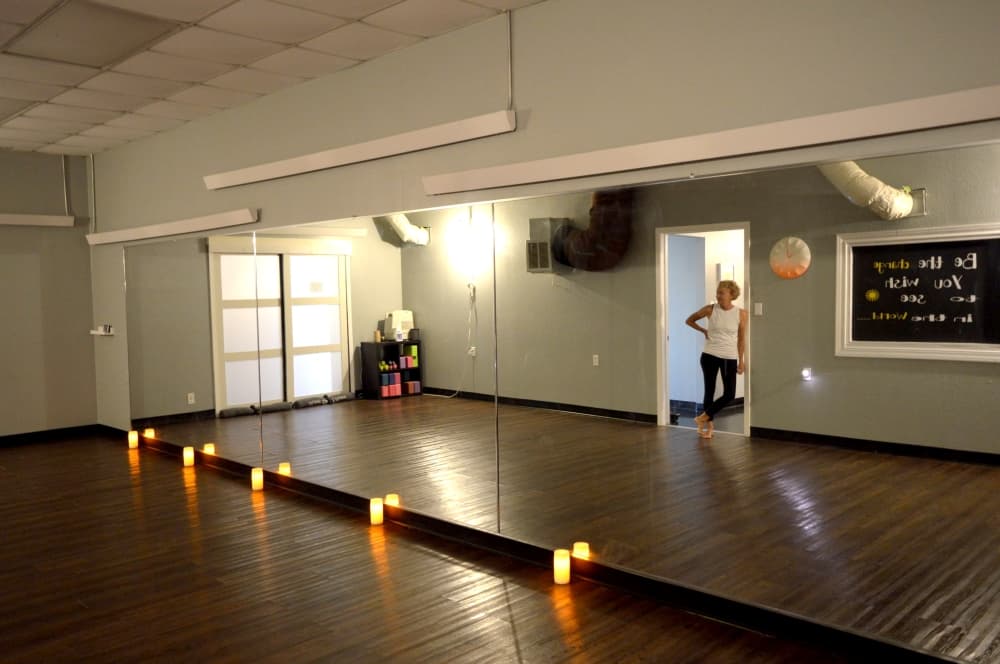 Thomas keeps the studio lights dim for all of her classes. (Hunter Terrell/Community Impact) 