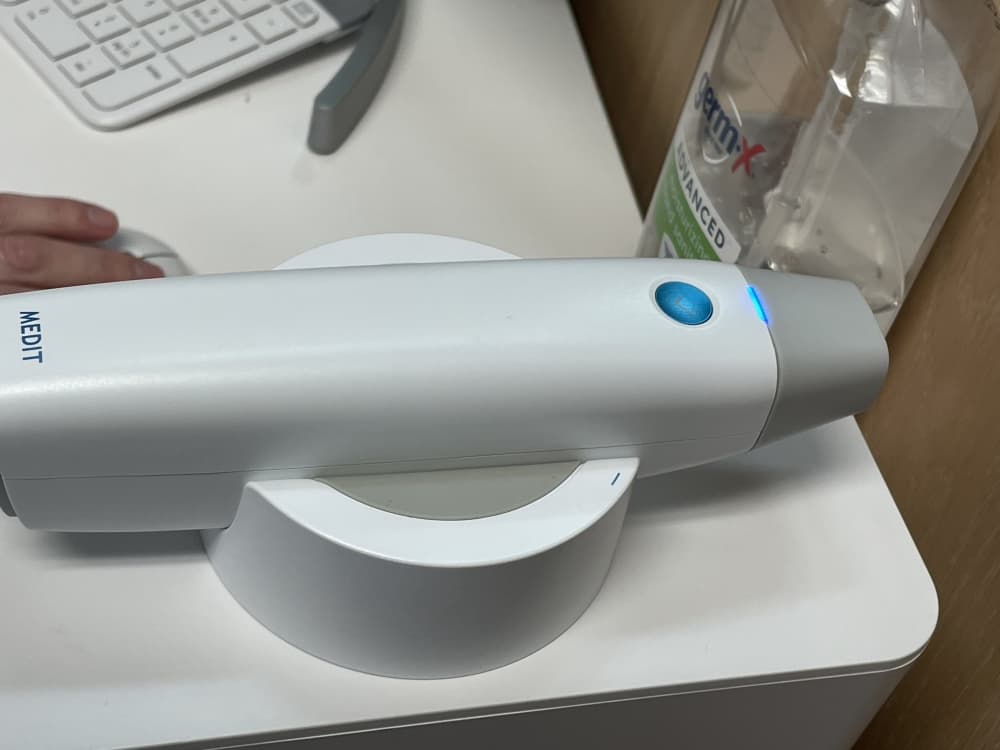 white 3d scanner for teeth