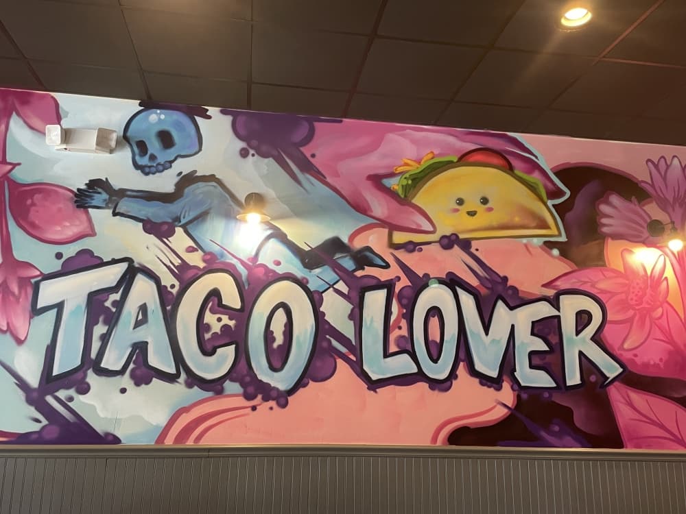 wall art saying "taco lover" 