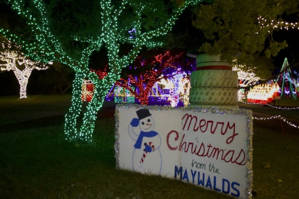 A handmade sign wishes guests a merry Christmas from the family. (Elle Bent/Community Impact)