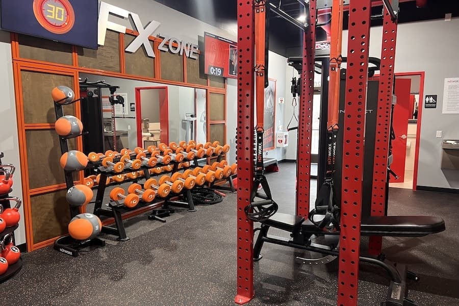 Hotworx has traditional gym equipment for regular strength training workouts. (Zara Flores/Community Impact)