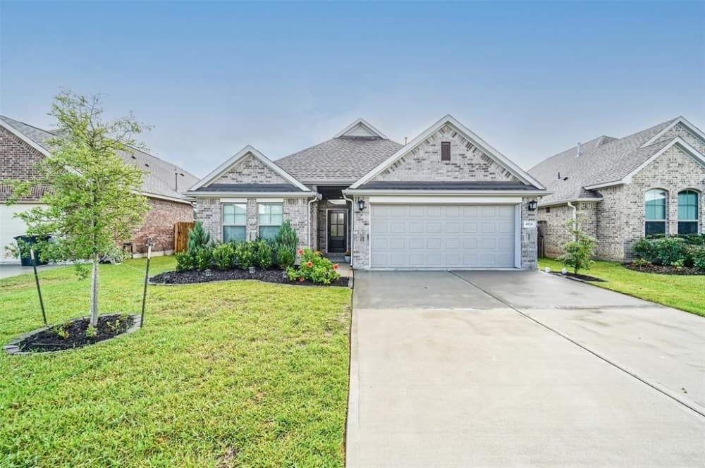November featured neighborhood, market data: number of homes sold decreased year to year