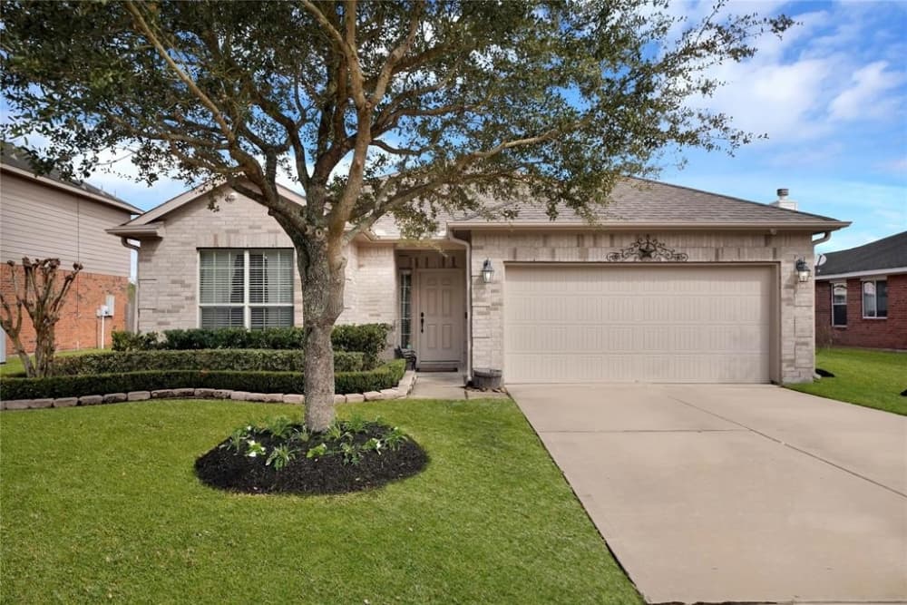 Read more about this month's featured neighborhood, Pearland located Village Grove