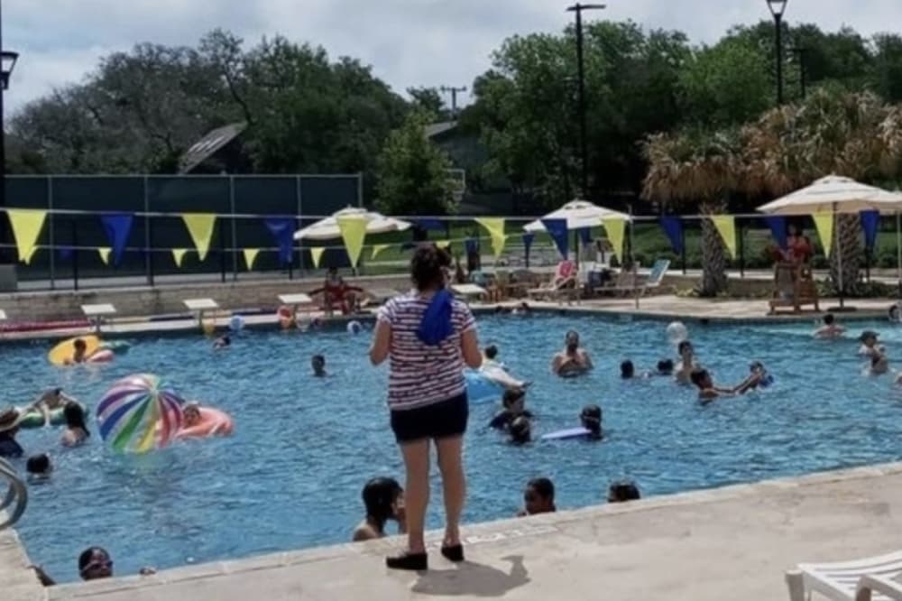 Hollywood Park officials not changing pool wristband rule