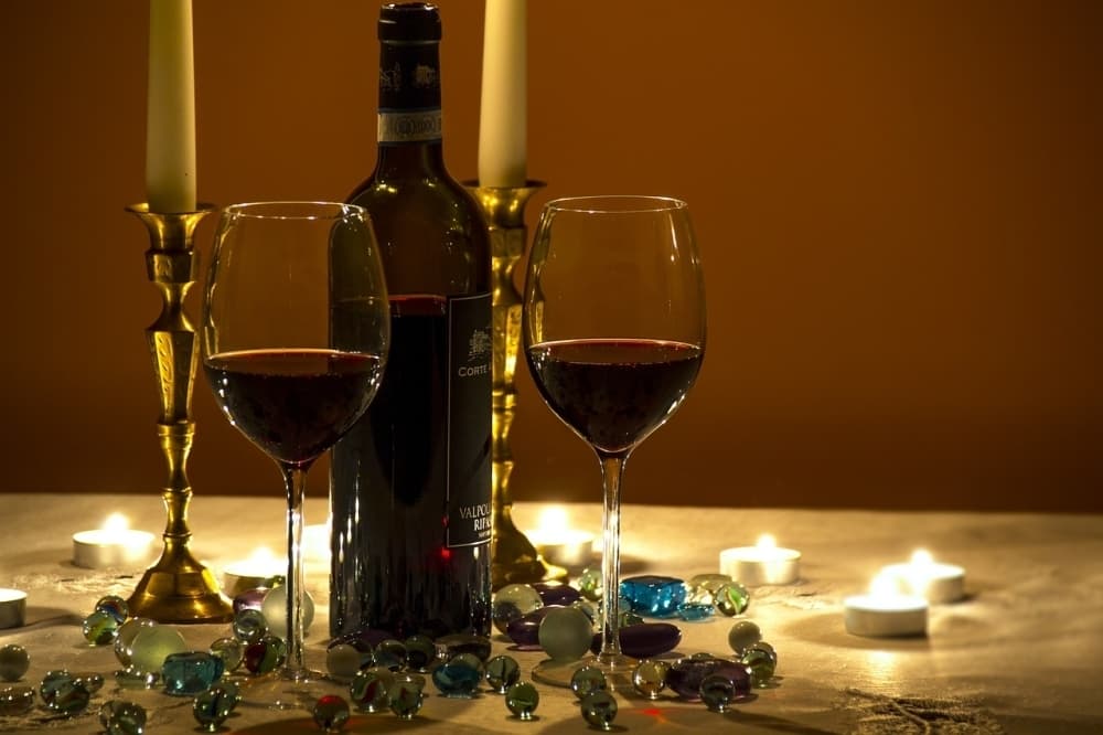 Lone Star Wine is holding a Valentine’s Day Premium Wine and Chocolate Tasting event. (Courtesy Adobe Stock)