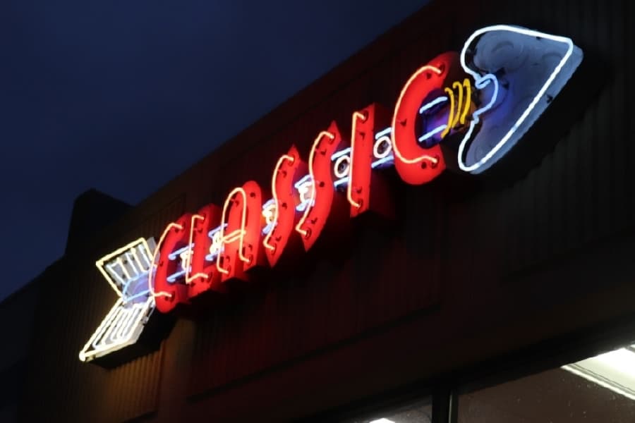 This "classic" arrow sign is for Classic Tattoo in San Marcos. (Zara Flores/Community Impact)