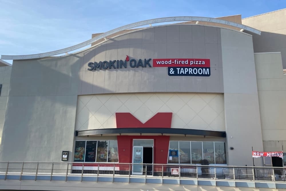 Smokin’ Oak Wood-Fired Pizza & Taproom occupies a 5,021-square-foot space that was once home to California Pizza Kitchen, which closed in 2020, according to the Texas Department of Licensing and Regulation. (Grant Johnson/Community Impact)