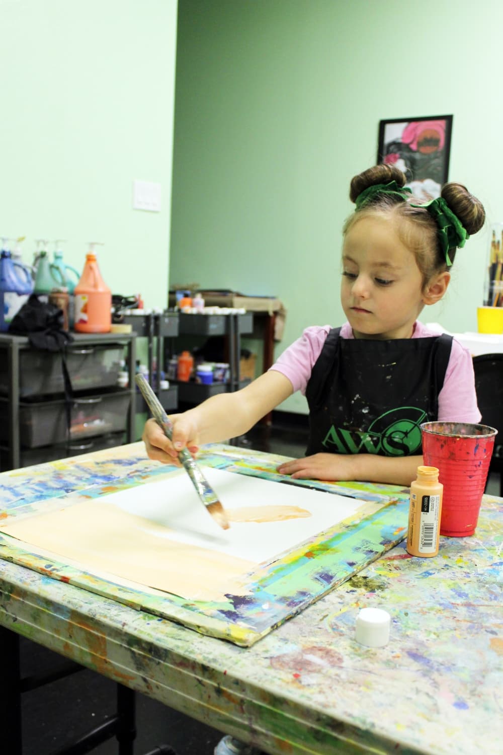 Sasha Daviston practices painting techniques. (Karen Chaney/Community Impact)