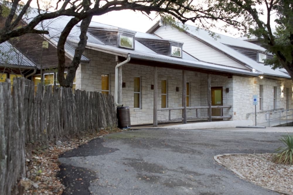 Annual Pouring Over Books gala to benefit Dripping Springs Community Library on Feb. 12