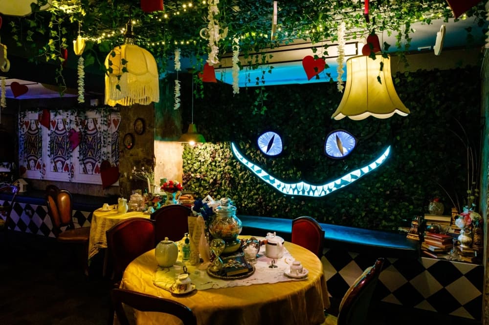 'Alice in Wonderland' event in Bay Area allows visitors to create cocktails, explore like Alice