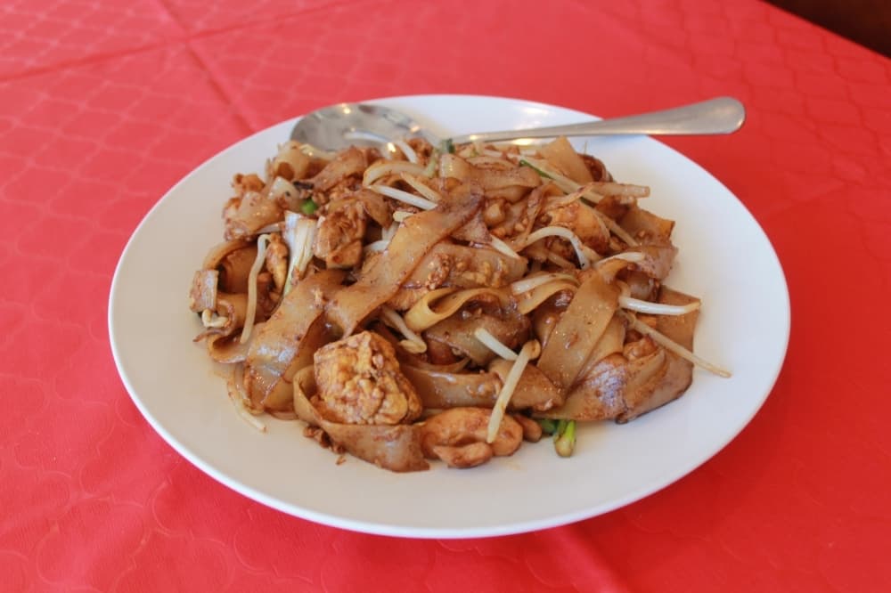 Stir fry flat noodles with chicken ($12.99-$14.95) is made with stir-fried flat noodles, chicken, fish cake, onions, eggs, bean sprouts and soy sauce. It is also available with shrimp.