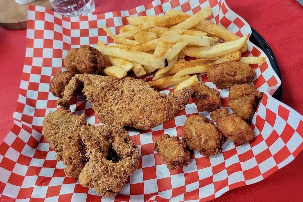 The seafood platter ($17.95) is comprised of fried fish, fried shrimp, Cajun popcorn and fries. (Courtesy Juicy Heads & Spicy Tails)