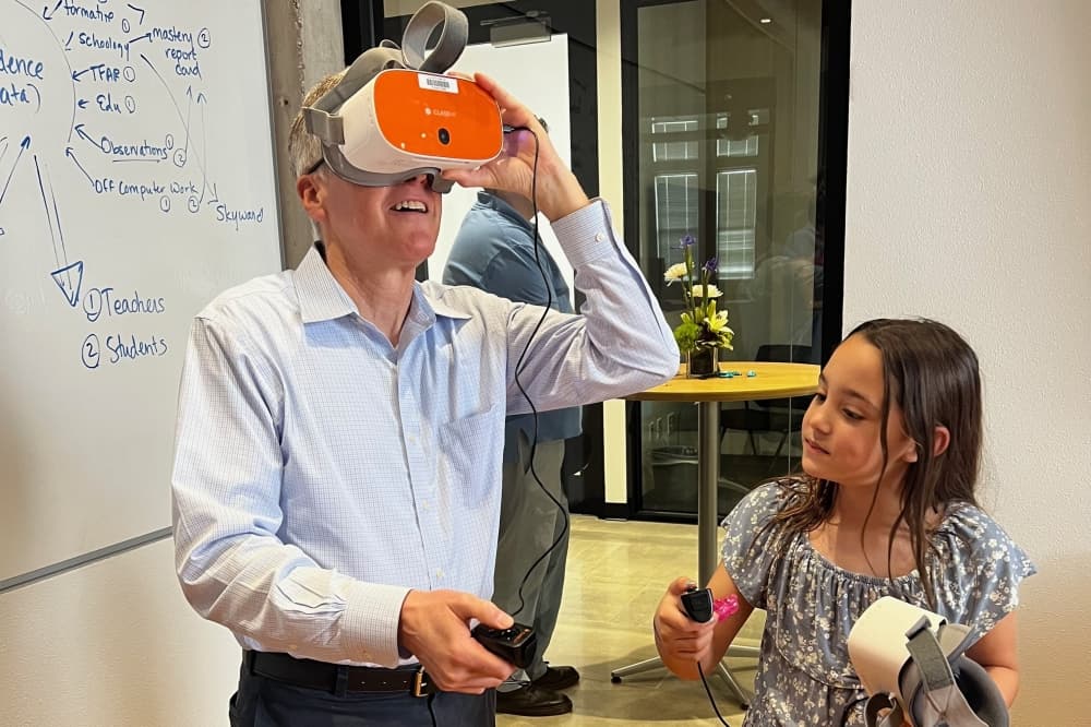 McCoy Elementary School student Kenzie McFarland demonstrates how to use the virtual reality assimilation to visitors. (Tekima Johnson/Community Impact)