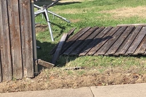 Strong winds take out fences, topple trucks in Fort Worth