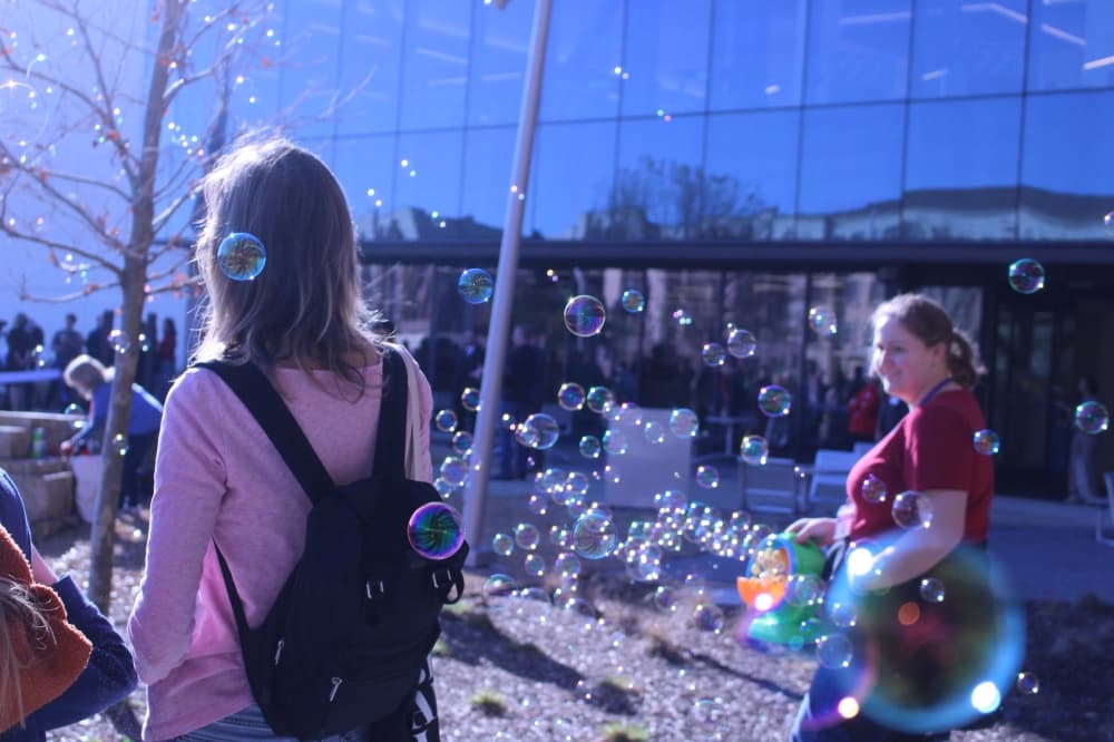 Residents visit the new public library. (Alex Reece/Community Impact)