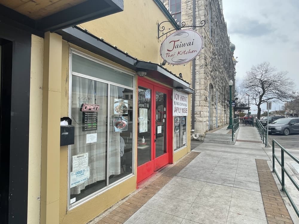 exterior of jaiwai thai kitchen on georgetown square 