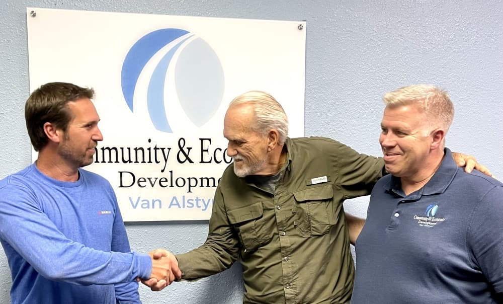 Bill Smith shaking a man's hand