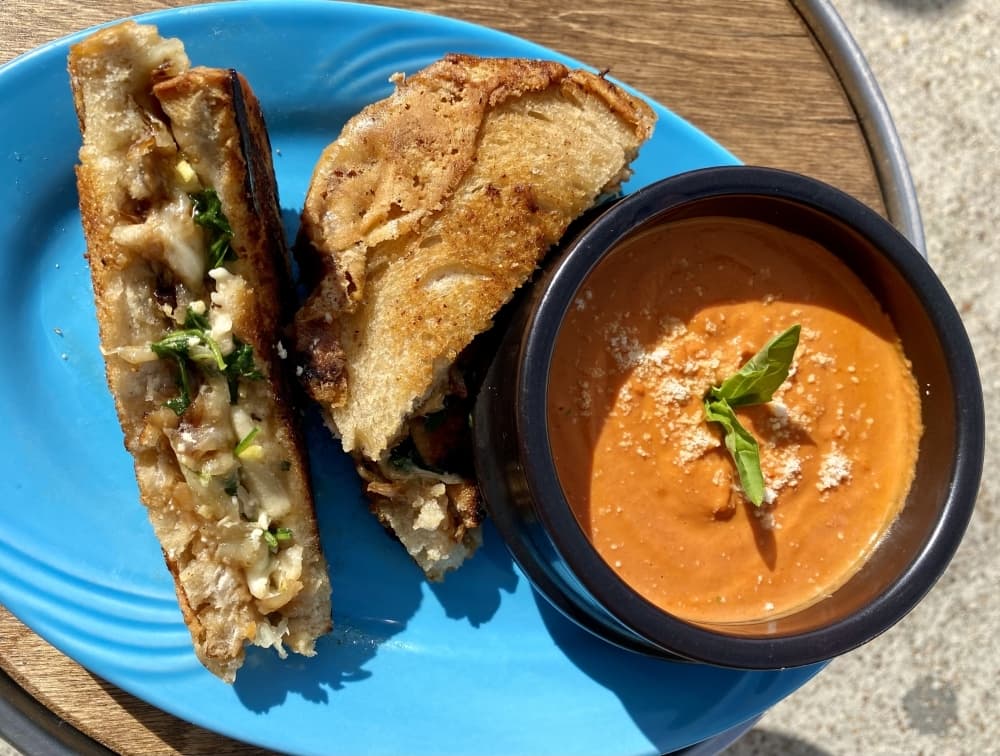 Kale & Kettle brings menagerie of fresh food, exotic desserts and ‘50s flair