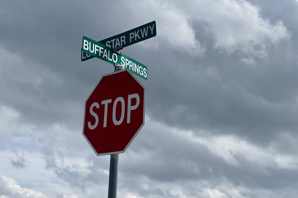 Design for Lone Star Parkway, Buffalo Springs intersection to include traffic light