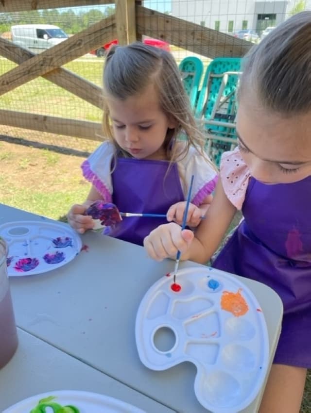 children painting