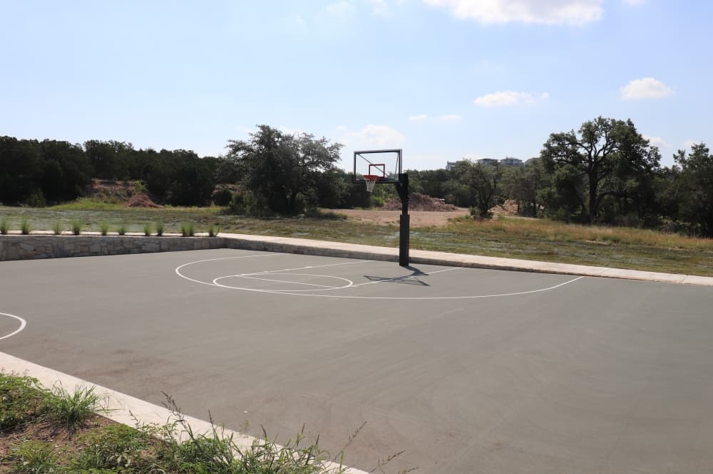 The sports complex has one basketball half-court. (Zara Flores/Community Impact)