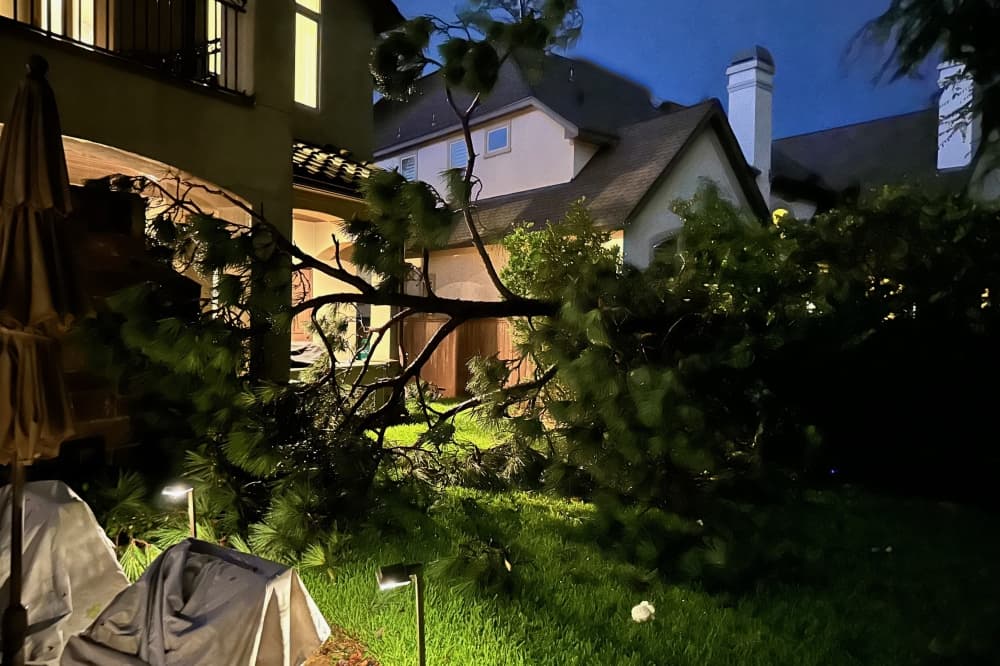Severe thunderstorms leave over 100K people without power in Houston area