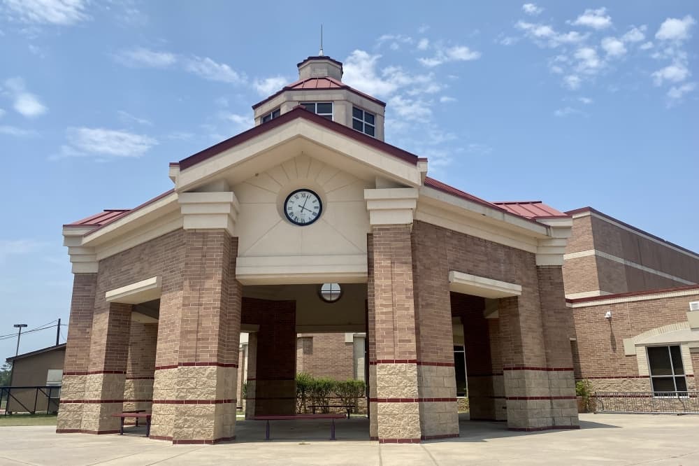 The former Moorhead Junior High School will become Veterans Memorial Intermediate School. (Cassandra Jenkins/Community Impact)