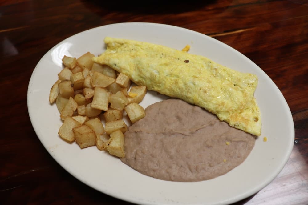 The omelete plate comes with beans and potatoes. (Zara Flores/Community Impact)