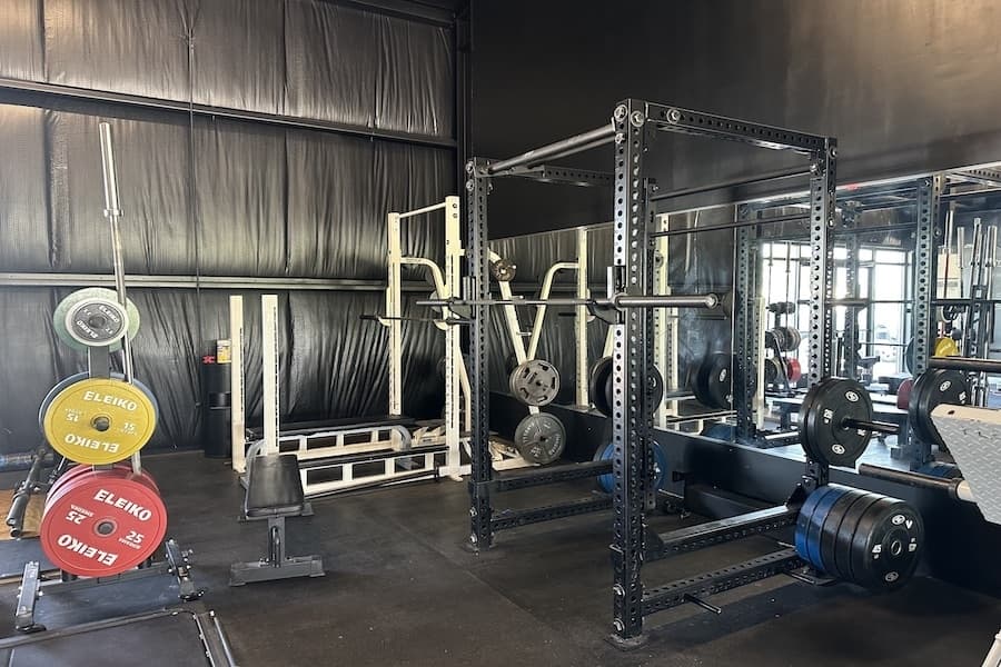 Twisted Steel Barbell has multiple squat racks and and benches. (Amira Van Leeuwen/Community Impact)