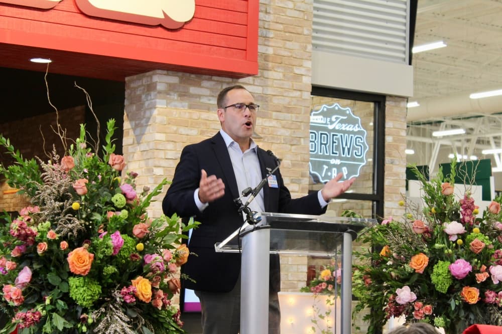 Juan Carlos Ruck speaking at the H-E-B ribbon-cutting event
