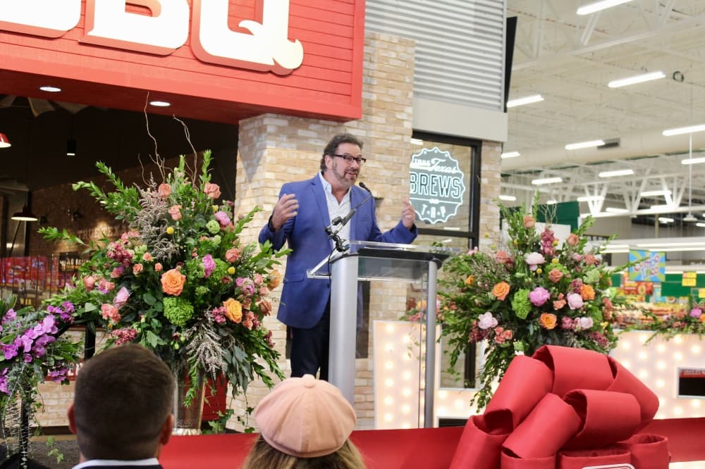 McKinney Mayor George Fuller speaking at the H-E-B ribbon-cutting event
