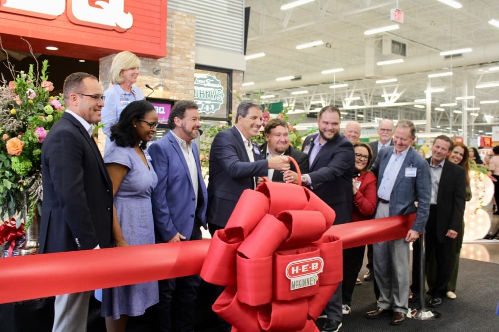 H-E-B and McKinney leaders cutting the ribbon