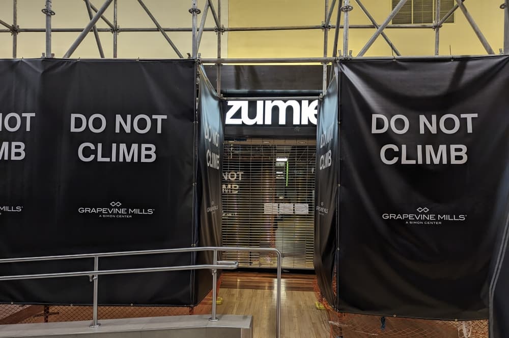 Photo of scaffolding blocking Zumiez previous location