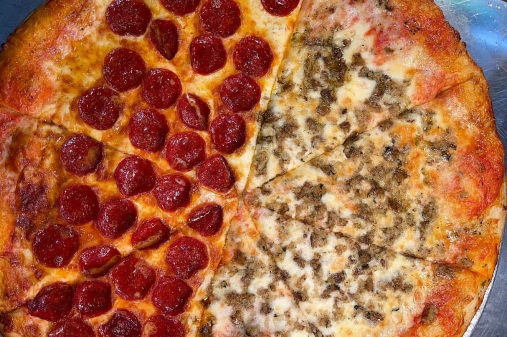 Benny's Pizzaria tosses pies in Katy