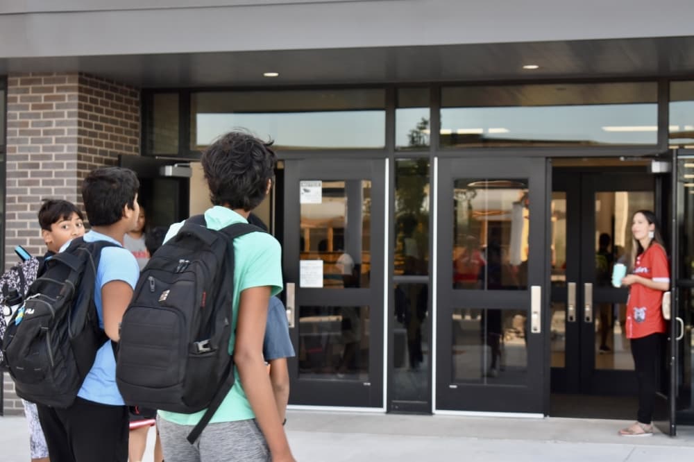 Students head to the school's front doors Aug. 9. (Hannah Johnson/Community Impact)