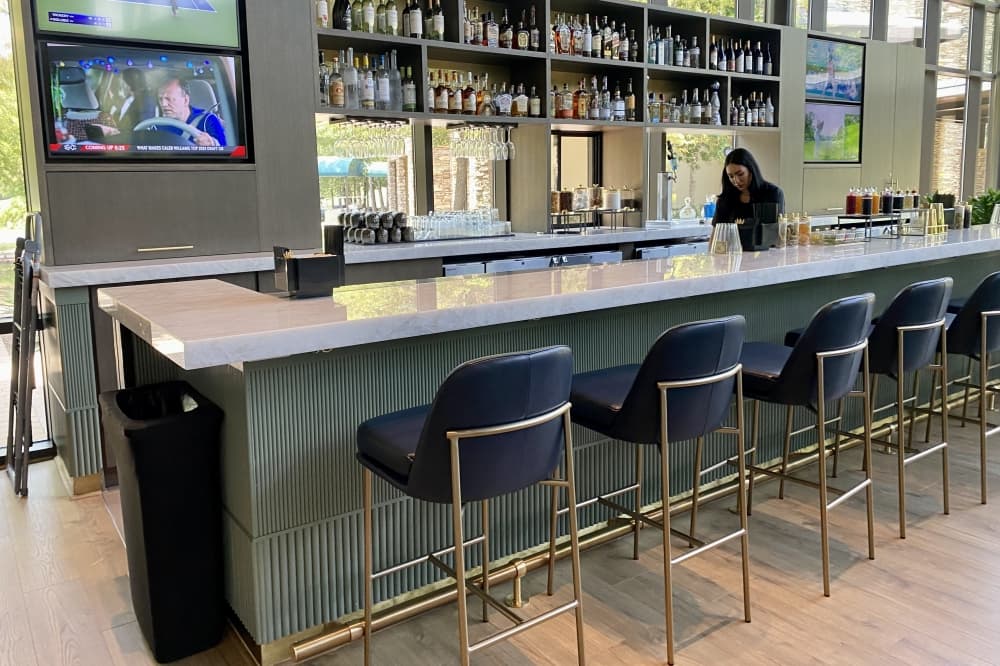 Bar front with bartender getting ready for customers. (Cassandra Jenkins/Community Impact) 