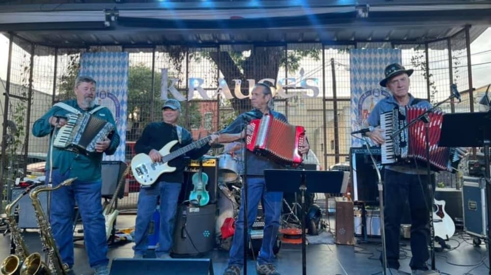 The San Antonio Dutchmen performing.