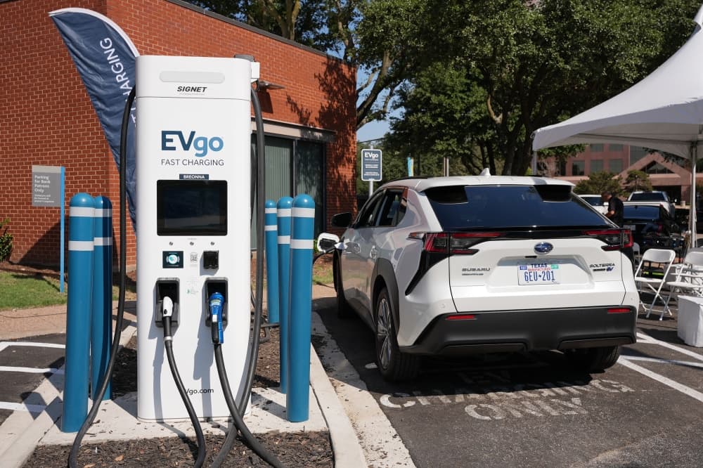 Chase Bank unveils electric vehicle charging stations in Richardson