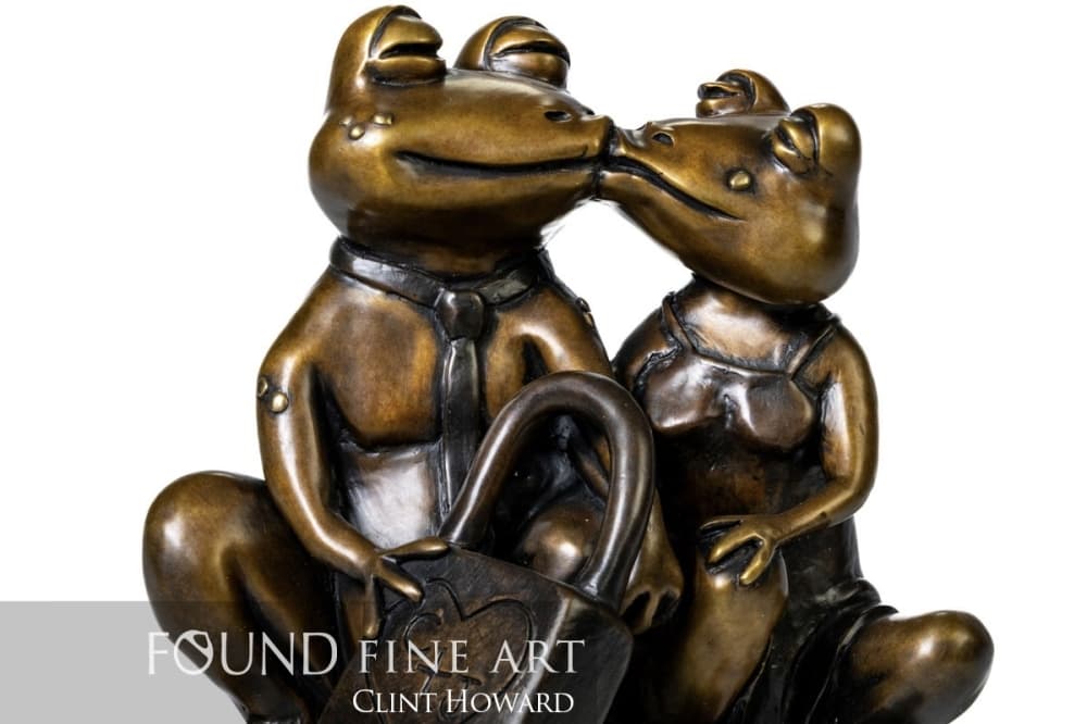 Two frogs kissing metal artwork
