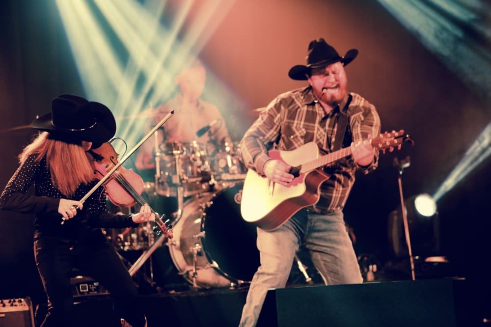 Garth Live performing