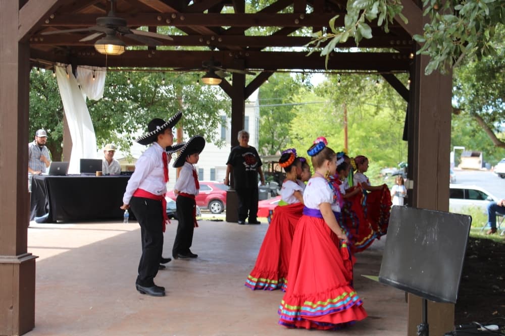 children dancing in traditional Mexican costume