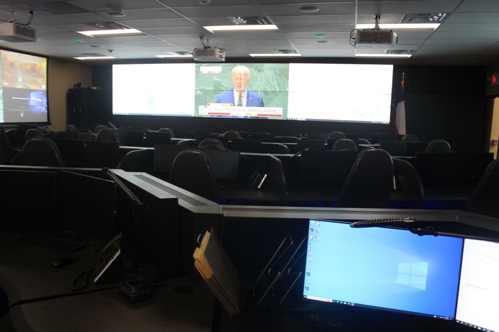screens and monitors in emergency center
