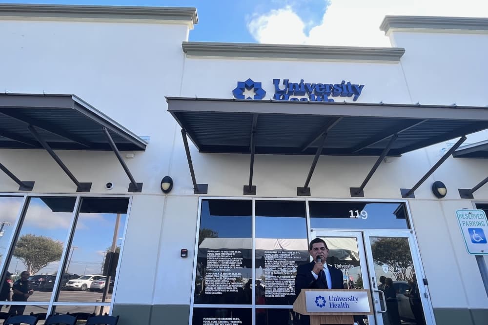 Converse Mayor Al Suarez offers opening remarks at the new UT Health Clinic. (Tricia Schwennesen/Community Impact)
