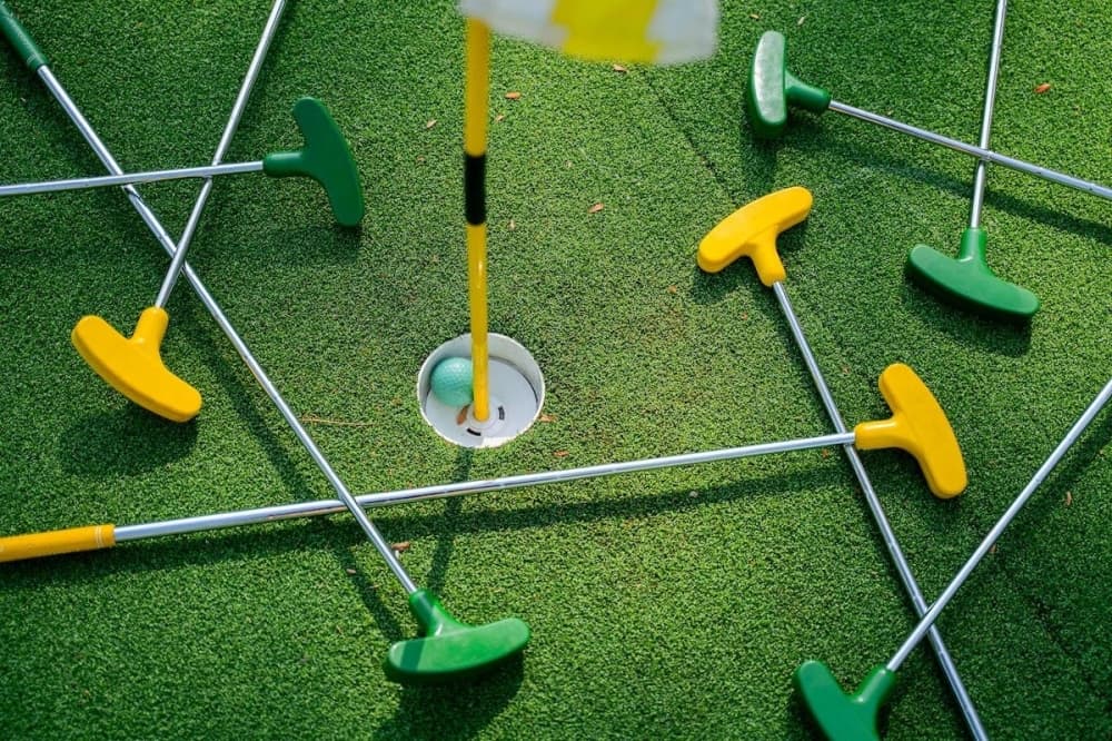 Puttshack golf venue expected to open in Sugar Land