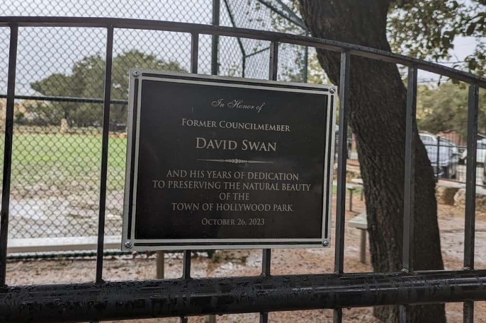 Hollywood Park honors late city leader