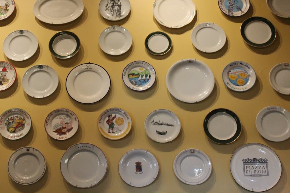 Wall of plates