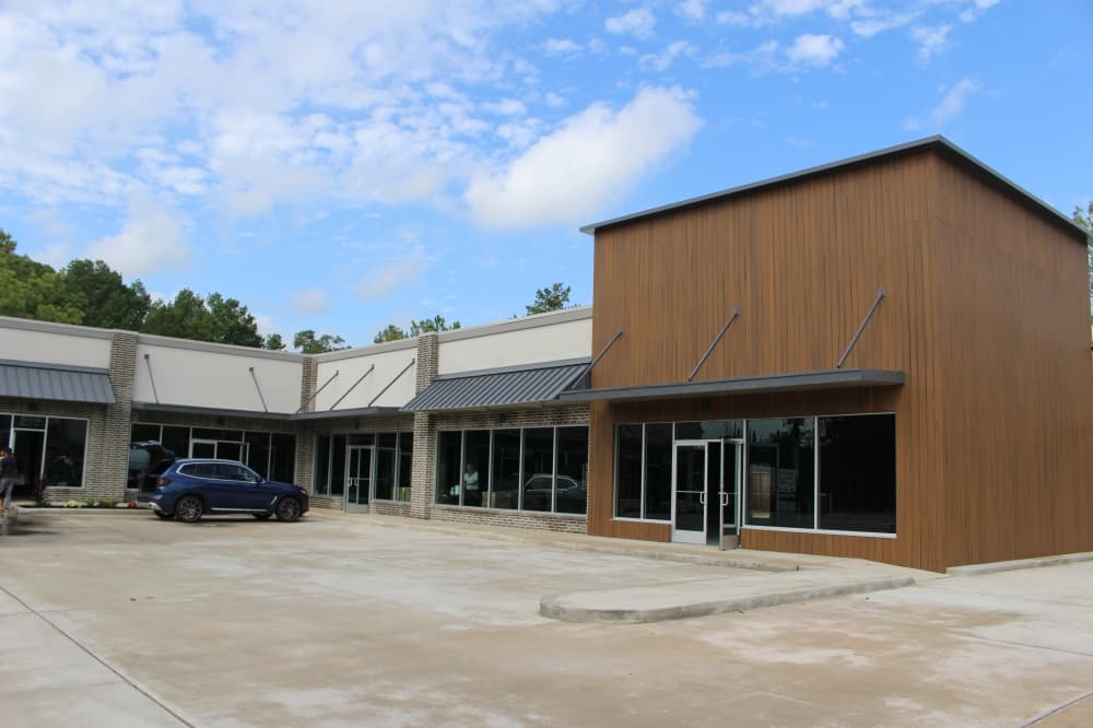 The exterior view of Country Forest Plaza. (Shaheryar Khan/Community Impact)