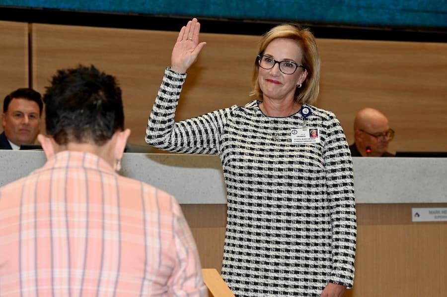 Julie Hinaman takes oath for second term