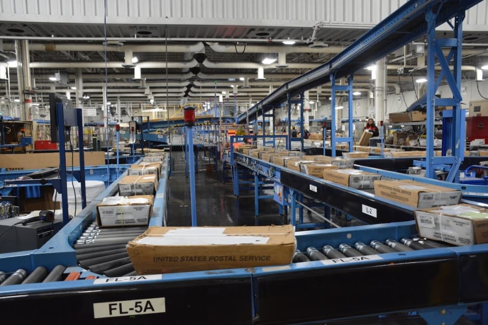 Bundled mail moving along a conveyor belt