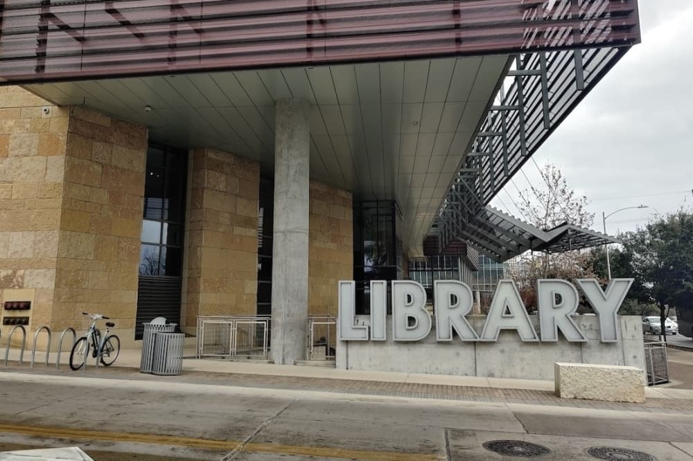 Austin Public Libraries become more accessible; $120 fee eliminated for non-residents